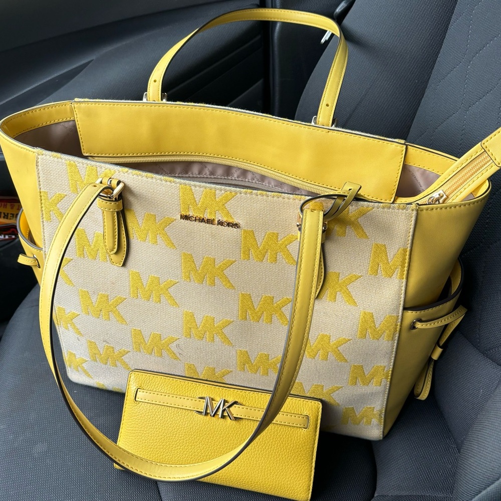 Michael Kors Yellow Tote Bag with Structured Shape and Coordinated Design